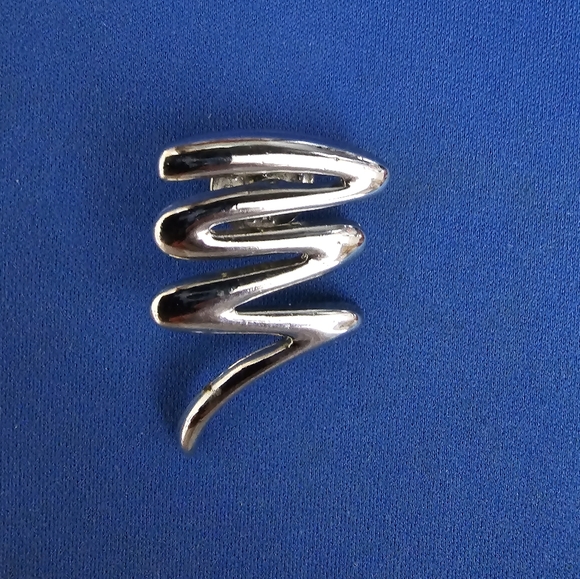 Jewelry - Silver tone brooch